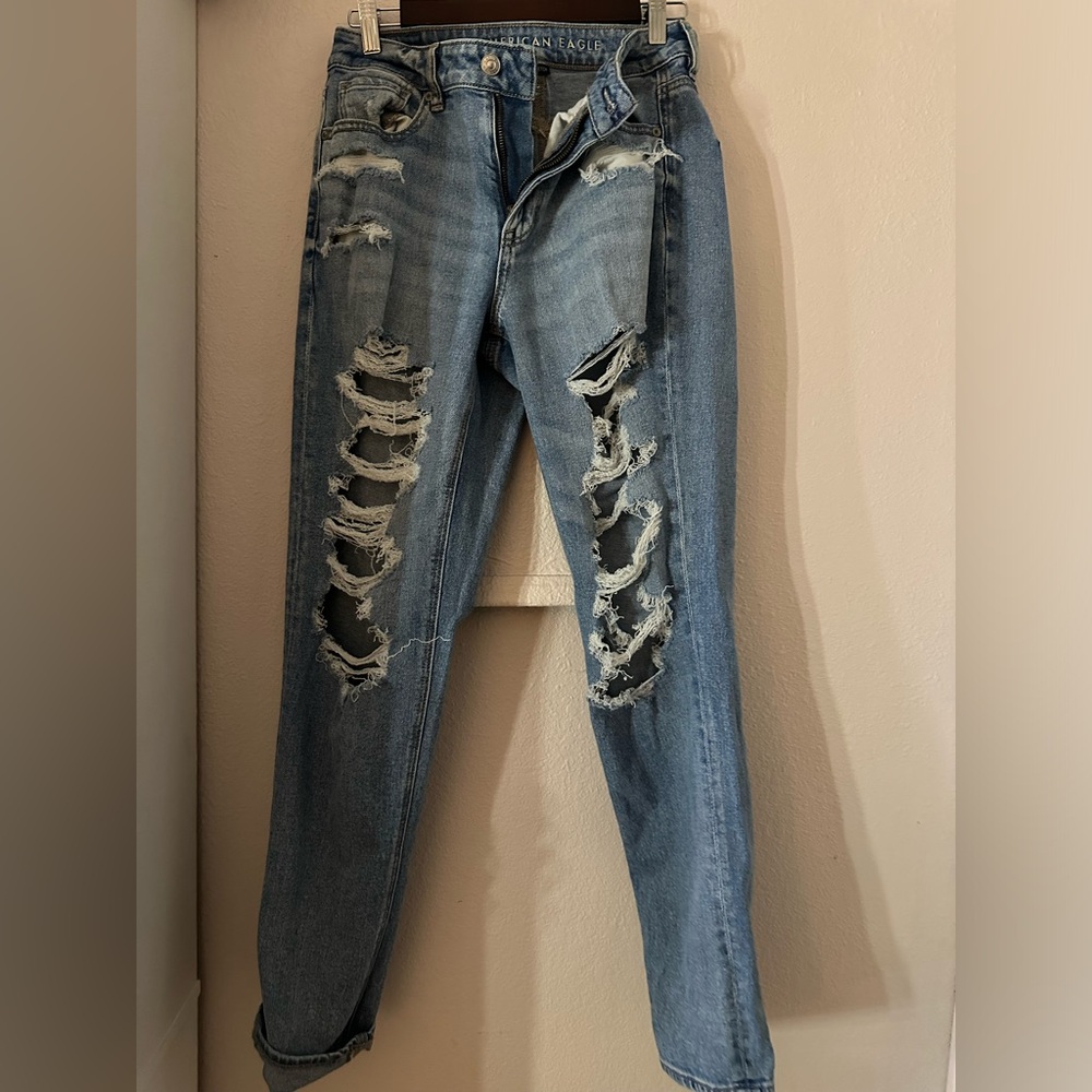 AMERICAN EAGLE MOM JEAN